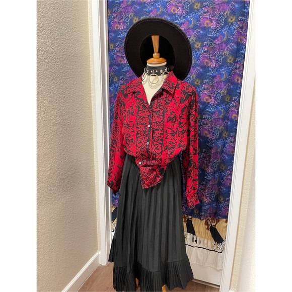 🌈 Amazing midnight red flower Vintage Top - Picture 10 of 11